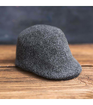 Сив вълнен каскет снимка