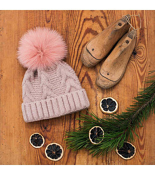 Розова детска шапка с помпон снимка