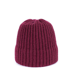 Зимна унисекс шапка в будргунд снимка