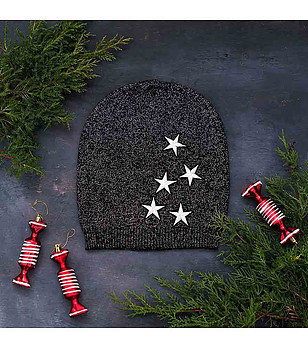 Черна дамска шапка със сребристи звезди снимка