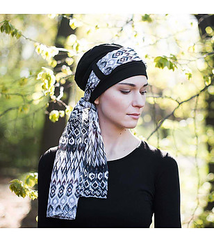 Дамска памучна шапка в черно с оригинален дизайн снимка