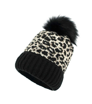 Дамска зимна шапка в черно и бежово с леопардови шарки снимка