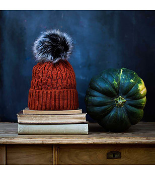 Дамска зимна  шапка в цвят брик с помпон снимка