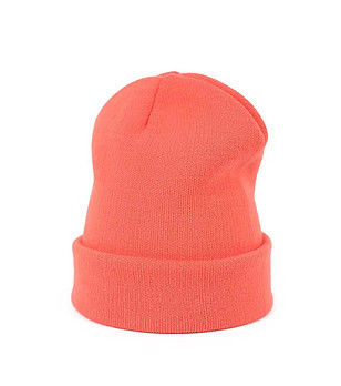 Зимна шапка в цвят корал снимка