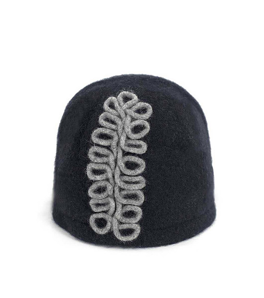 Дамска вълнена шапка боне в цвят графит с декорация снимка