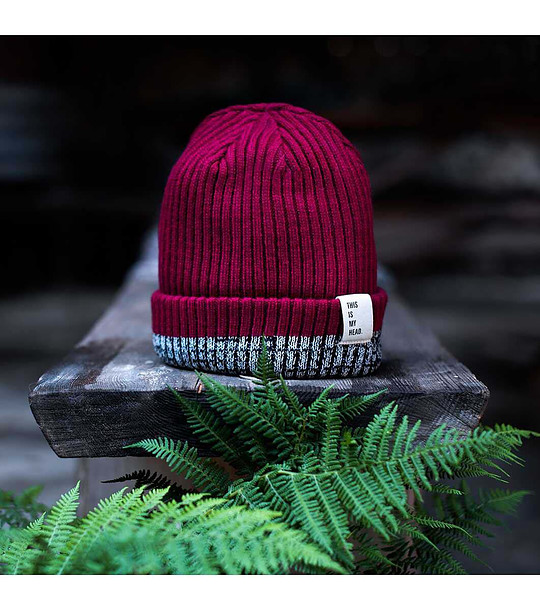 Зимна unisex шапка в бордо и сиво снимка