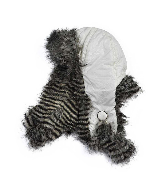 Бяла дамска шапка ушанка снимка