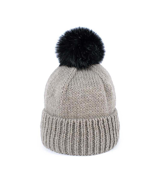 Бежова зимна дамска шапка с черен помпон снимка