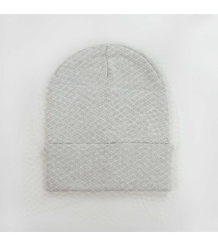 Светлосива дамска шапка с мрежа снимка