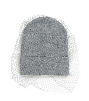 Сива дамска шапка с мрежа снимка