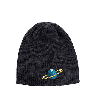 Зимна шапка в цвят графит с апликация снимка