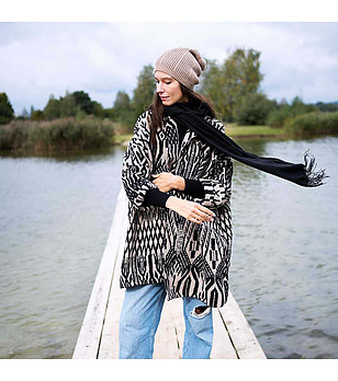 Дамска бежова шапка снимка