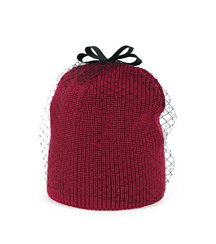 Тъмночервена дамска шапка с мрежа и панделка снимка