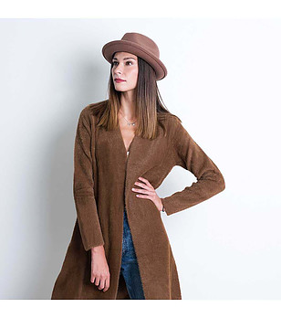 Светлокафява вълнена шапка с периферия снимка