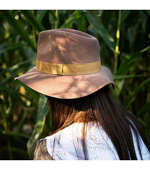 Бежова вълнена шапка с периферия снимка