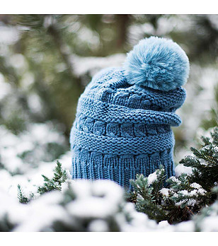 Синя дамска зимна шапка с помпон снимка