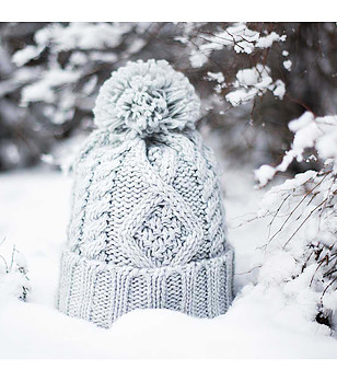 Светлосива дамска зимна плетена шапка снимка