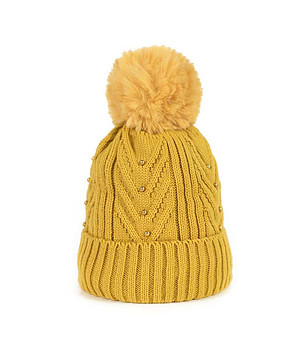 Дамска зимна шапка в жълто с пухкав помпон снимка