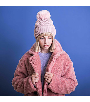 Дамска зимна шапка в розово с пухкав помпон снимка