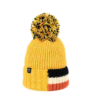 Жълта дамска зимна шапка снимка