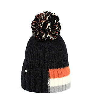 Черна дамска зимна шапка снимка