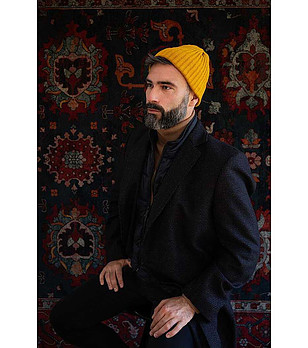 Класическа зимна шапка в цвят горчица снимка