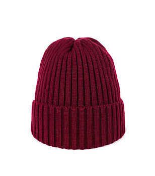 Класическа зимна шапка в тъмночервено снимка