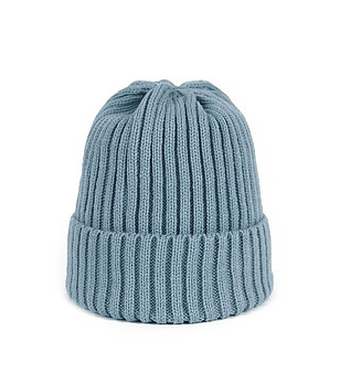 Класическа зимна шапка в светлосиньо снимка