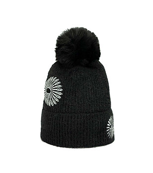 Черна дамска шапка със сиви цветя снимка