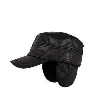 Черна шапка с козирка и ушанки снимка