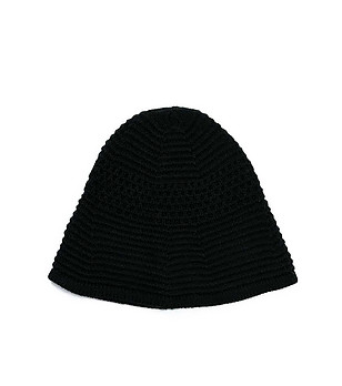 Черна детска шапка снимка