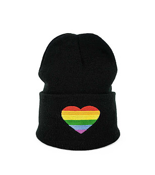 Черна детска шапка със сърце снимка