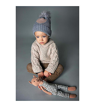 Топла зимна детска шапка в сиво снимка