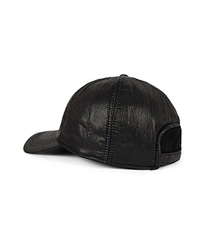 Черна шапка ушанка с козирка снимка