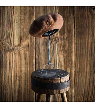 Кафява дамска барета с декорация снимка