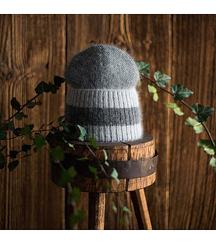 Дамска зимна шапка в сиви нюанси снимка