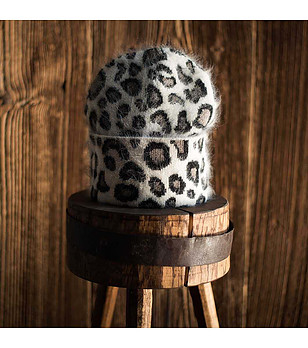 Бежова дамска шапка с леопардови шарки с ангора снимка