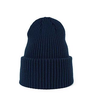 Класическа зимна унисекс шапка в тъмносиньо снимка