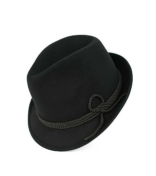 Черна вълнена шапка трилби с декорация снимка