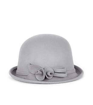 Елегантна дамска сива шапка снимка