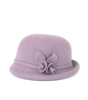 Елегантна дамска лилава шапка снимка