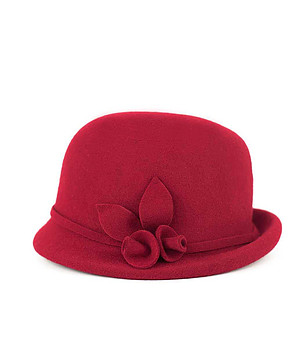 Елегантна дамска тъмночервена шапка снимка