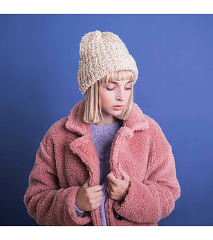 Дамска зимна шапка в бежово снимка