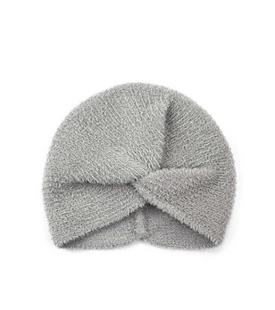 Елегантна зимна дамска шапка в сиво снимка