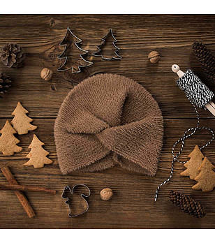 Елегантна зимна дамска шапка в кафяво снимка