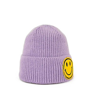 Детска шапка в лилаво с апликация снимка