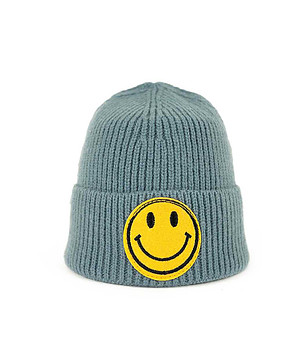 Детска шапка в сиво с апликация снимка