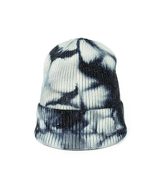 Детска шапка в бяло и черно снимка