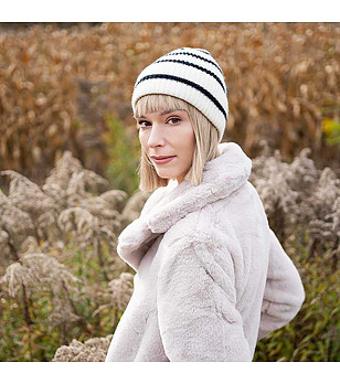 Детска шапка в екрю с черни линии снимка