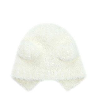 Пухкава бяла дамска шапка с ушички снимка